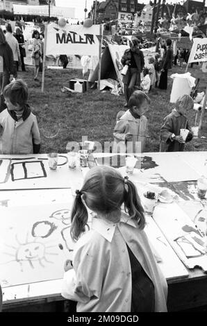 Mit Musik, Folklore, Diskussionen, Politik, Essen, Akrobatik, Kunst und Unterhaltung, die DKP-Zeitung Unsere Zeit (UZ) feierte ihr traditionelles fez Stockfoto