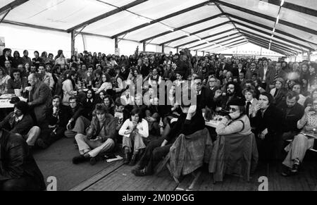 Mit Musik, Folklore, Diskussionen, Politik, Essen, Akrobatik, Kunst und Unterhaltung, die DKP-Zeitung Unsere Zeit (UZ) feierte ihr traditionelles fez Stockfoto