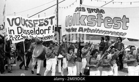 Mit Musik, Folklore, Diskussionen, Politik, Essen, Akrobatik, Kunst und Unterhaltung, die DKP-Zeitung Unsere Zeit (UZ) feierte ihr traditionelles fez Stockfoto