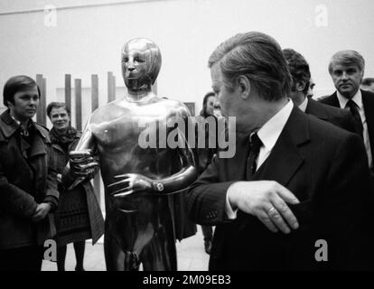 Bundeskanzler Helmut Schmidt eröffnete am 11,4.1975 eine Kunstausstellung im Ostwallmuseum in Dortmund. Helmut Schmidt 2. von rechts, Deutschland, Euro Stockfoto