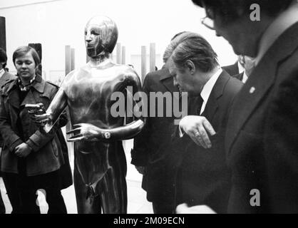 Bundeskanzler Helmut Schmidt eröffnete am 11,4.1975 eine Kunstausstellung im Ostwallmuseum in Dortmund. Helmut Schmidt 2. von rechts, Deutschland, Euro Stockfoto