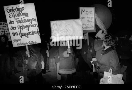 Linksgerichtete Sympathisanten der Roten Armee-Faktion (RAF), die am 13.11.1974 nach dem Tod nach dem Hungerstreik von Holger Meins in Dortmund protestieren Stockfoto