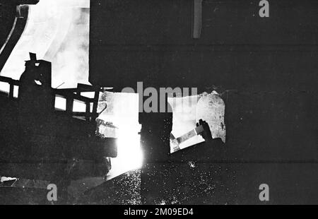 Stahlproduktion im Stahlwerk der Hoesch AG in Westfalenhuette am 4.12.1974 am Hochofenwerk und Siemens Martin Ofen (SM) in Dortmund, Ger Stockfoto