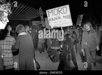 Linksgerichtete Sympathisanten der Roten Armee-Faktion (RAF), die am 13.11.1974 nach dem Tod nach dem Hungerstreik von Holger Meins in Dortmund protestieren Stockfoto
