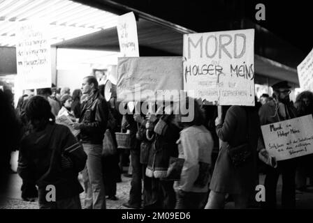 Linksgerichtete Sympathisanten der Roten Armee-Faktion (RAF), die am 13.11.1974 nach dem Tod nach dem Hungerstreik von Holger Meins in Dortmund protestieren Stockfoto