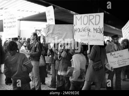 Linksgerichtete Sympathisanten der Roten Armee-Faktion (RAF), die am 13.11.1974 nach dem Tod nach dem Hungerstreik von Holger Meins in Dortmund protestieren Stockfoto