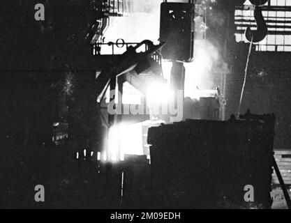 Stahlproduktion im Stahlwerk der Hoesch AG in Westfalenhuette am 4.12.1974 am Hochofenwerk und Siemens Martin Ofen (SM) in Dortmund, Ger Stockfoto