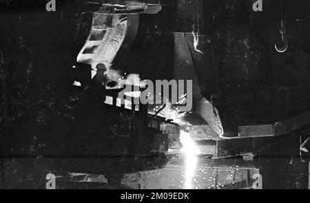 Stahlproduktion im Stahlwerk der Hoesch AG in Westfalenhuette am 4.12.1974 am Hochofenwerk und Siemens Martin Ofen (SM) in Dortmund, Ger Stockfoto