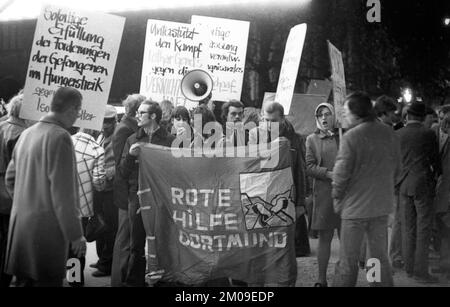 Linksgerichtete Sympathisanten der Roten Armee-Faktion (RAF), die am 13.11.1974 nach dem Tod nach dem Hungerstreik von Holger Meins in Dortmund protestieren Stockfoto