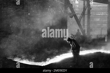 Stahlproduktion im Stahlwerk der Hoesch AG in Westfalenhuette am 4.12.1974 am Hochofenwerk und Siemens Martin Ofen (SM) in Dortmund, Ger Stockfoto
