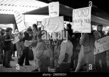Linksgerichtete Sympathisanten der Roten Armee-Faktion (RAF), die am 13.11.1974 nach dem Tod nach dem Hungerstreik von Holger Meins in Dortmund protestieren Stockfoto