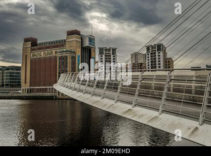 Baltic Mill und Millennium Bridge an einem stürmischen Sommermorgen in Newcastle Stockfoto