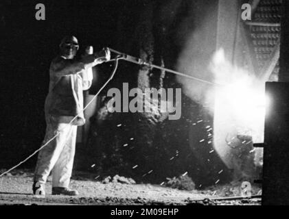 Stahlproduktion im Stahlwerk der Hoesch AG in Westfalenhuette am 4.12.1974 am Hochofenwerk und Siemens Martin Ofen (SM) in Dortmund, Ger Stockfoto