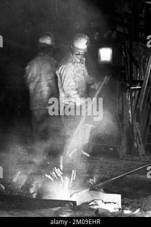 Stahlproduktion im Stahlwerk der Hoesch AG in Westfalenhuette am 4.12.1974 am Hochofenwerk und Siemens Martin Ofen (SM) in Dortmund, Ger Stockfoto