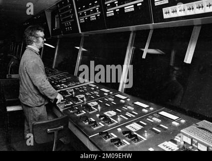 Stahlproduktion im Stahlwerk der Hoesch AG in Westfalenhuette am 4.12.1974 am Hochofenwerk und Siemens Martin Ofen (SM) in Dortmund, Ger Stockfoto