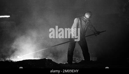 Stahlproduktion im Stahlwerk der Hoesch AG in Westfalenhuette am 4.12.1974 am Hochofenwerk und Siemens Martin Ofen (SM) in Dortmund, Ger Stockfoto