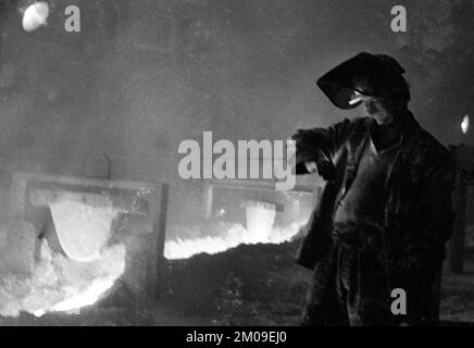 Stahlproduktion im Stahlwerk der Hoesch AG in Westfalenhuette am 4.12.1974 am Hochofenwerk und Siemens Martin Ofen (SM) in Dortmund, Ger Stockfoto