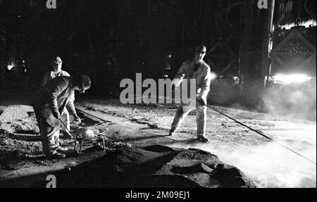 Stahlproduktion im Stahlwerk der Hoesch AG in Westfalenhuette am 4.12.1974 am Hochofenwerk und Siemens Martin Ofen (SM) in Dortmund, Ger Stockfoto