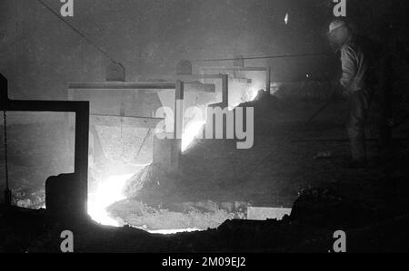 Stahlproduktion im Stahlwerk der Hoesch AG in Westfalenhuette am 4.12.1974 am Hochofenwerk und Siemens Martin Ofen (SM) in Dortmund, Ger Stockfoto