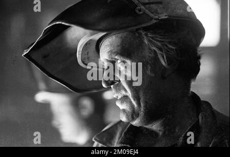 Stahlproduktion im Stahlwerk der Hoesch AG in Westfalenhuette am 4.12.1974 am Hochofenwerk und Siemens Martin Ofen (SM) in Dortmund, Ger Stockfoto