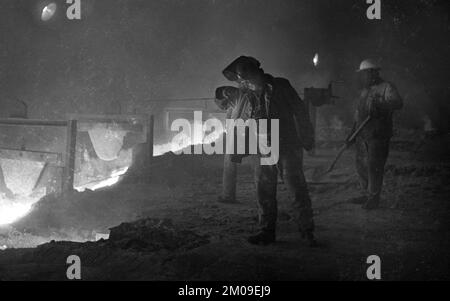 Stahlproduktion im Stahlwerk der Hoesch AG in Westfalenhuette am 4.12.1974 am Hochofenwerk und Siemens Martin Ofen (SM) in Dortmund, Ger Stockfoto