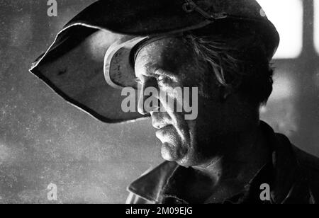 Stahlproduktion im Stahlwerk der Hoesch AG in Westfalenhuette am 4.12.1974 am Hochofenwerk und Siemens Martin Ofen (SM) in Dortmund, Ger Stockfoto