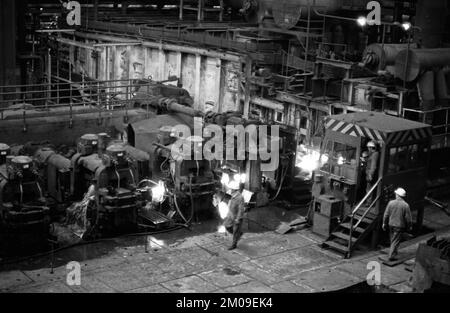 Stahlproduktion im Stahlwerk der Hoesch AG in Westfalenhuette am 4.12.1974 am Hochofenwerk und Siemens Martin Ofen (SM) in Dortmund, Ger Stockfoto