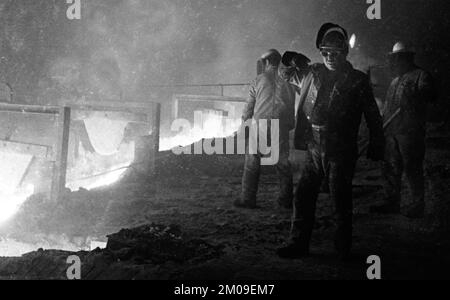 Stahlproduktion im Stahlwerk der Hoesch AG in Westfalenhuette am 4.12.1974 am Hochofenwerk und Siemens Martin Ofen (SM) in Dortmund, Ger Stockfoto
