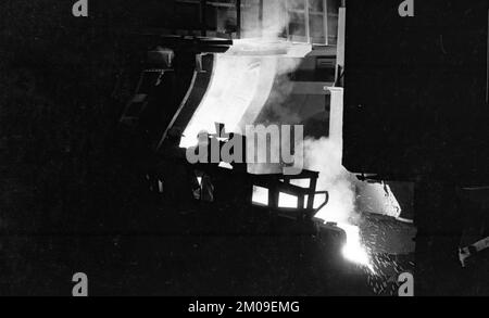 Stahlproduktion im Stahlwerk der Hoesch AG in Westfalenhuette am 4.12.1974 am Hochofenwerk und Siemens Martin Ofen (SM) in Dortmund, Ger Stockfoto