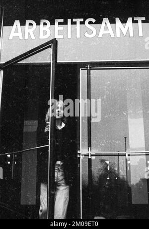 Junge Arbeitslose, die gerade die Schule verlassen haben, und junge Arbeitslose im Jobcenter Dortmund in 22.10.1974, Deutschland, Europa Stockfoto