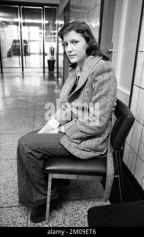 Junge Arbeitslose, die gerade die Schule verlassen haben, und junge Arbeitslose im Jobcenter Dortmund in 22.10.1974, Deutschland, Europa Stockfoto