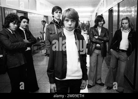 Junge Arbeitslose, die gerade die Schule verlassen haben, und junge Arbeitslose im Jobcenter Dortmund in 22.10.1974, Deutschland, Europa Stockfoto