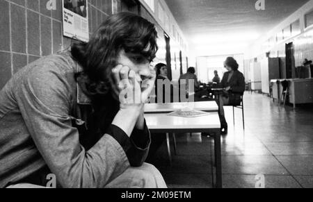 Junge Arbeitslose, die gerade die Schule verlassen haben, und junge Arbeitslose im Jobcenter Dortmund in 22.10.1974, Deutschland, Europa Stockfoto