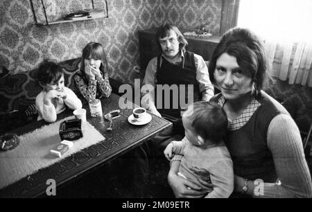 Arbeitslose im Arbeitsamt Dortmund und zu Hause in Dortmund am 17.12.1974. Arbeitslose mit vielen Kindern (3 K.), Deutschland, Europa Stockfoto