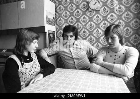 Arbeitslose im Arbeitsamt Dortmund und zu Hause in Dortmund am 17.12.1974. Arbeitslose mit einer kleinen Familie, Deutschland, Europa Stockfoto