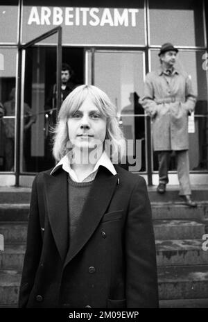 Junge Arbeitslose, die gerade die Schule verlassen haben, und junge Arbeitslose im Jobcenter Dortmund in 22.10.1974, Deutschland, Europa Stockfoto