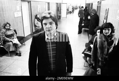 Junge Arbeitslose, die gerade die Schule verlassen haben, und junge Arbeitslose im Jobcenter Dortmund in 22.10.1974, Deutschland, Europa Stockfoto