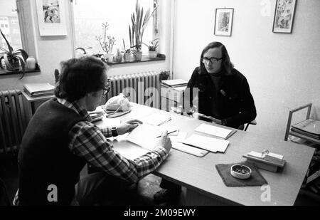 Junge Arbeitslose, die gerade die Schule verlassen haben, und junge Arbeitslose im Jobcenter Dortmund in 22.10.1974, Deutschland, Europa Stockfoto