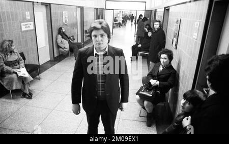 Junge Arbeitslose, die gerade die Schule verlassen haben, und junge Arbeitslose im Jobcenter Dortmund in 22.10.1974, Deutschland, Europa Stockfoto