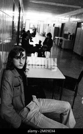 Junge Arbeitslose, die gerade die Schule verlassen haben, und junge Arbeitslose im Jobcenter Dortmund in 22.10.1974, Deutschland, Europa Stockfoto