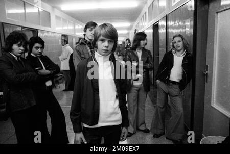 Junge Arbeitslose, die gerade die Schule verlassen haben, und junge Arbeitslose im Jobcenter Dortmund in 22.10.1974, Deutschland, Europa Stockfoto