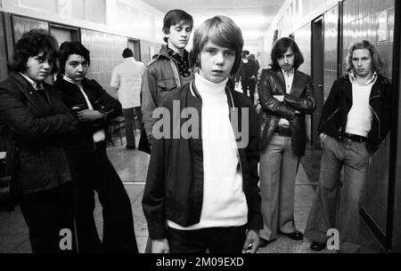 Junge Arbeitslose, die gerade die Schule verlassen haben, und junge Arbeitslose im Jobcenter Dortmund in 22.10.1974, Deutschland, Europa Stockfoto