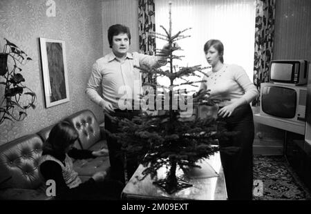 Arbeitslose im Arbeitsamt Dortmund und zu Hause in Dortmund am 17.12.1974. Arbeitslose mit einer kleinen Familie, Deutschland, Europa Stockfoto