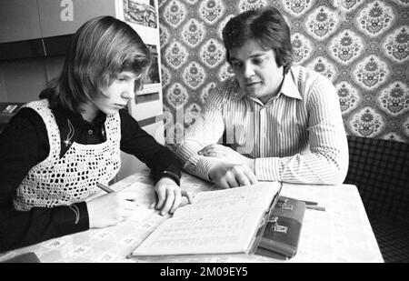 Arbeitslose im Arbeitsamt Dortmund und zu Hause in Dortmund am 17.12.1974. Arbeitslose mit einer kleinen Familie, Deutschland, Europa Stockfoto