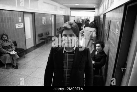 Arbeitslose im Arbeitsamt Dortmund und zu Hause in Dortmund am 17.12.1974. Arbeitslose mit einer kleinen Familie, Deutschland, Europa Stockfoto