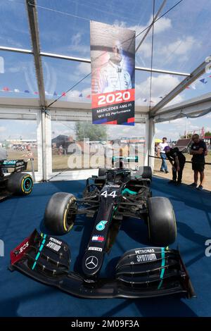 Vorderansicht des Sir Lewis Hamiltons 2022 F1, des Mercedes AMG F1 W11 EQ Performance Rennwagens mit Meisterschaft, auf dem 2022 Silverstone Classic Stockfoto