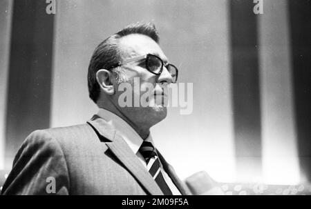 Frieden und Abrüstung sind die Themen einer Konferenz der Friedensbewegung am 8. Dezember 1974 in Bad Godesberg. Lorenz Knorr, Deutschland, Europa Stockfoto