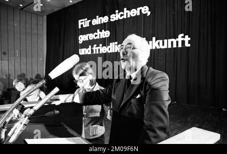 Frieden und Abrüstung sind die Themen einer Konferenz der Friedensbewegung am 08.12.1974. September in Bad Godesberg.N.N. im Rednerpult in Deutschland, Europa Stockfoto