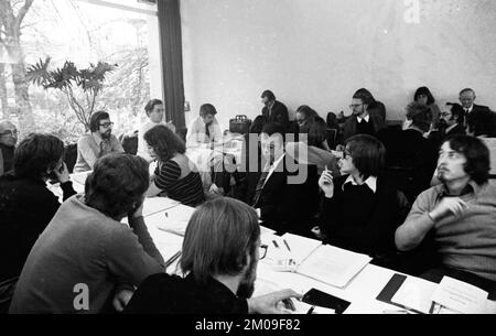 Frieden und Abrüstung sind die Themen einer Konferenz der Friedensbewegung am 08.12.1974 in Bad Godesberg, Deutschland, Europa Stockfoto