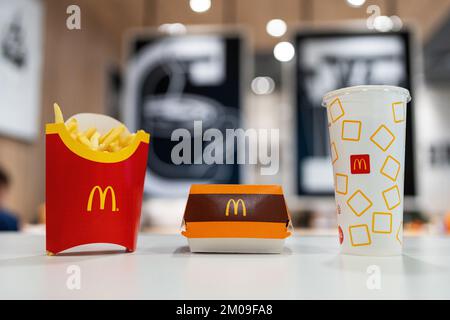 Big Mac Box, Pommes Frites und alkoholfreie Getränke auf dem Tisch in McDonald's Restaurant. Stockfoto